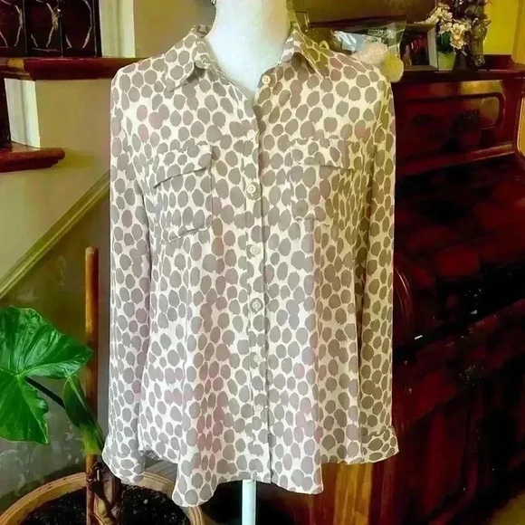 Ann Taylor Loft Ladies blouse Medium. Excellent condition. Lavender and white. - Picture 2 of 8